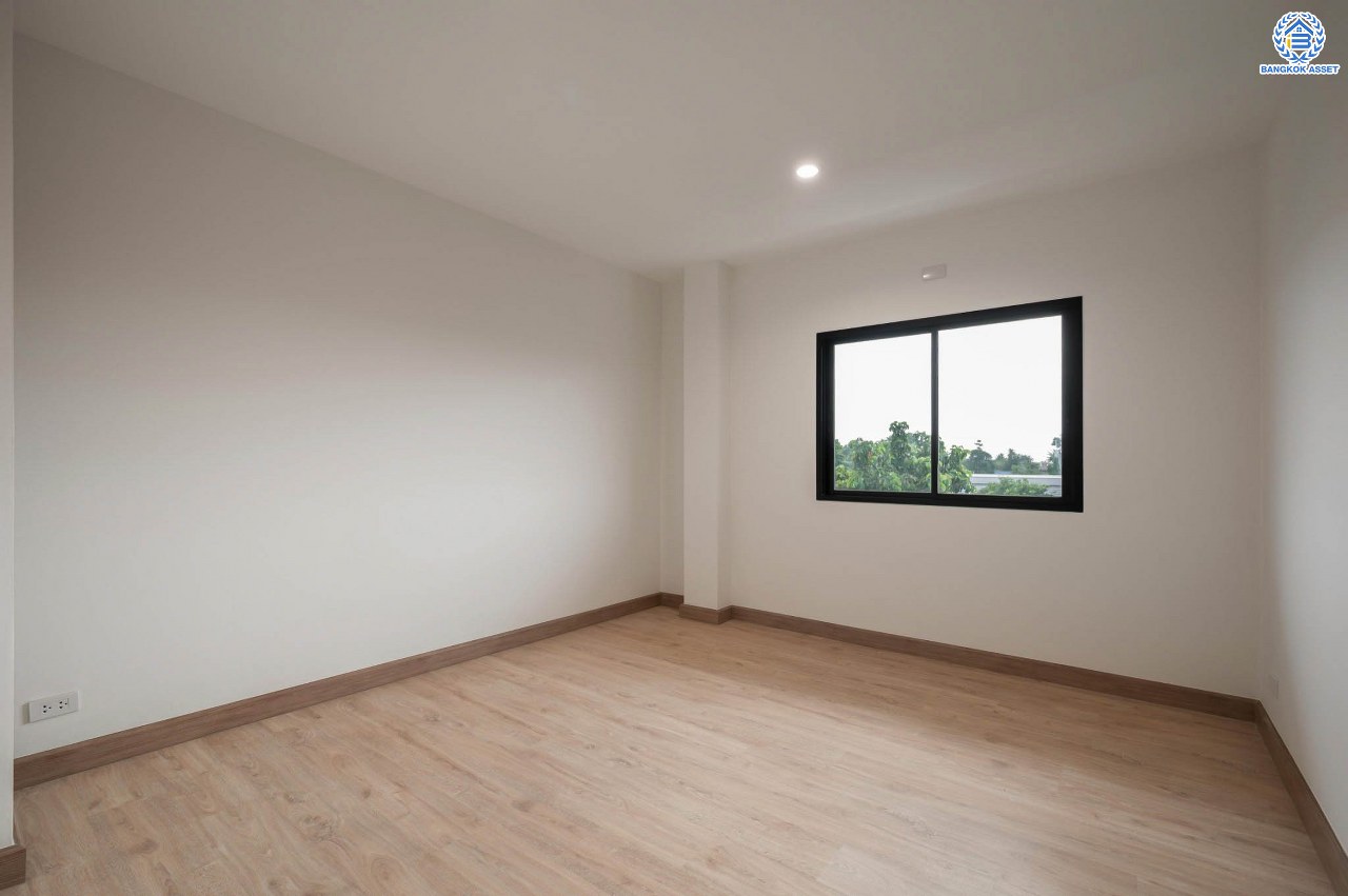 บ้านมือสองตกแต่งใหม่ โครงการ มณธานี บางแค บ้านเดี่ยว 3 ชั้น ดีไซน์หรูหรา เนื้อที่กว้าง 55.3 ตร.ว. พื้นที่ใช้สอย 240 ตร.ม. ฟังก์ชัน 5 ห้องนอน 4 ห้องน้ำ 2 ที่จอดรถ ฟังก์ชันครบตอบทุกไลฟ์สไตล์ บนทำเลศักยภาพ เชื่อมต่อถนนกาญจนาภิเษก ใกล้เดอะมอลล์บางแค ใกล้รถไฟฟ้าสายสีน้ำเงิน "สถานีหลักสอง" และจุดขึ้นทางด่วน "กาญจนาภิเษก"...